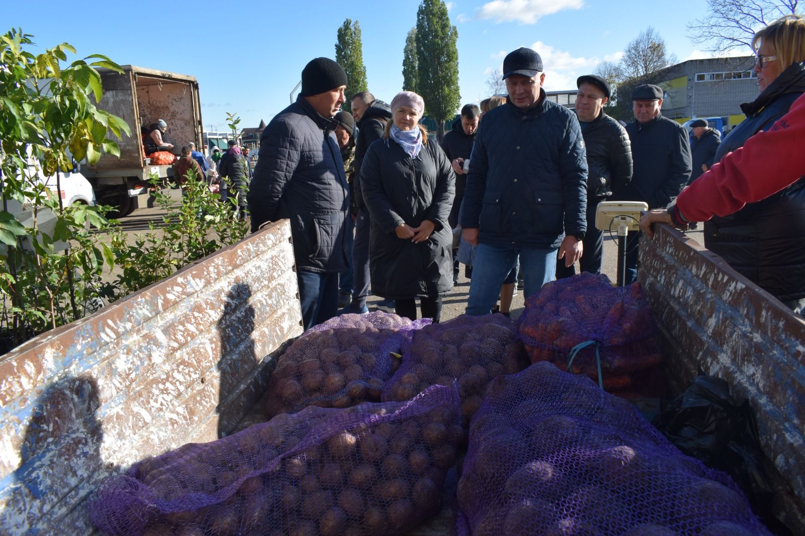 На площадке перед домом культуры села Бетьки прошла сельскохозяйственная ярмарка