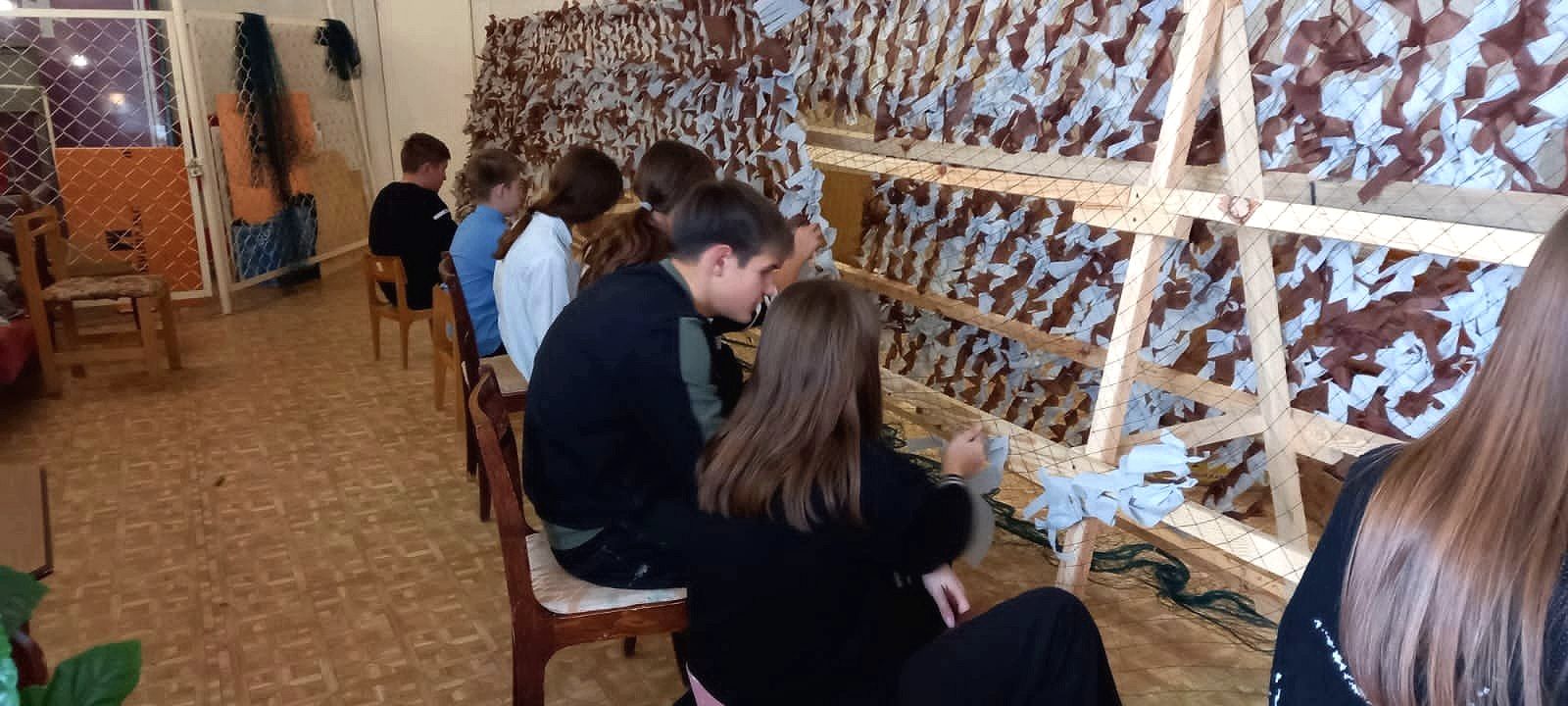 Школьники плетут маскировочные сети для участников СВО