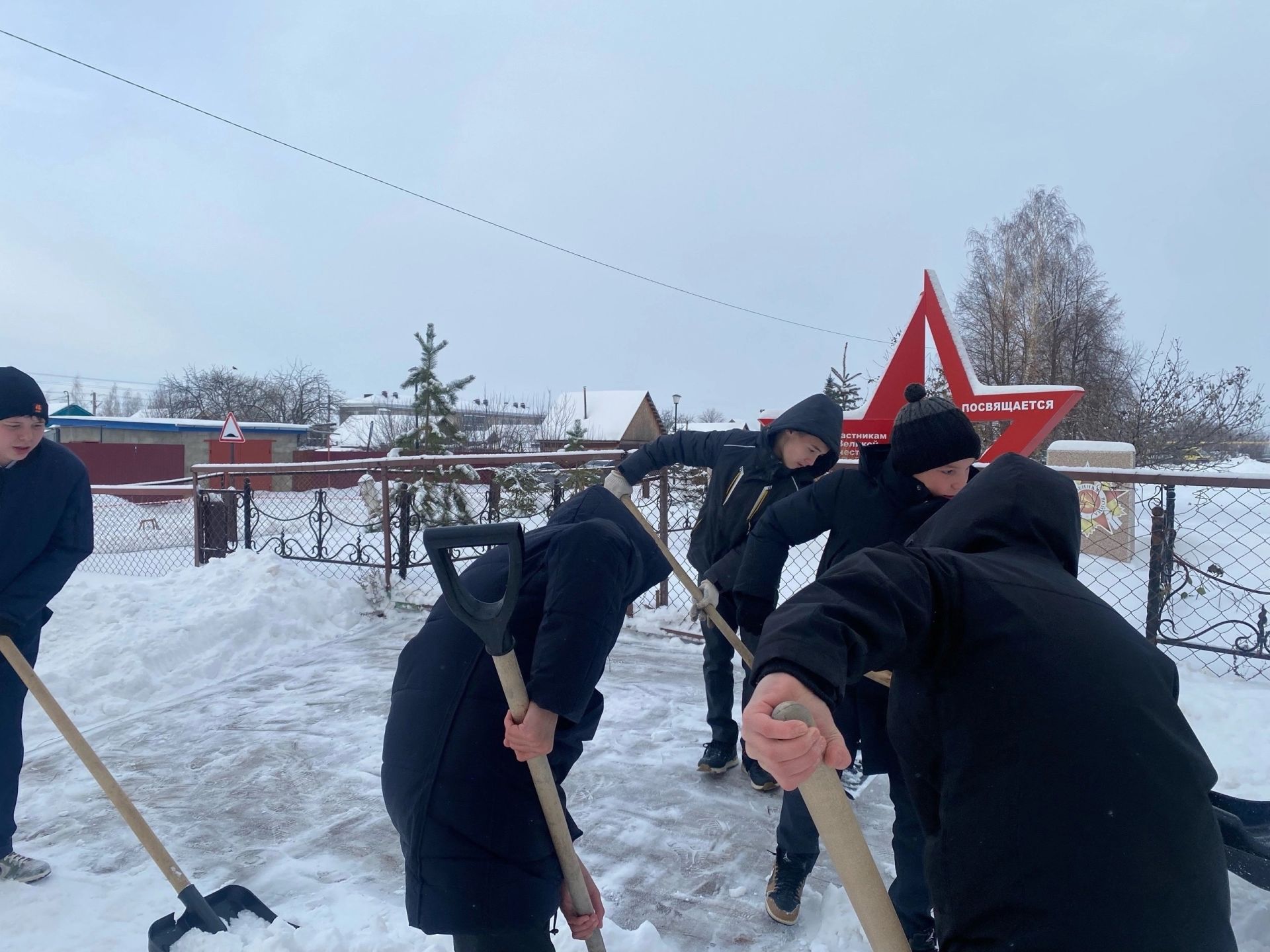 Учащиеся школы Круглое Поле расчистили подход к памятнику ВОВ и близлежащую территорию
