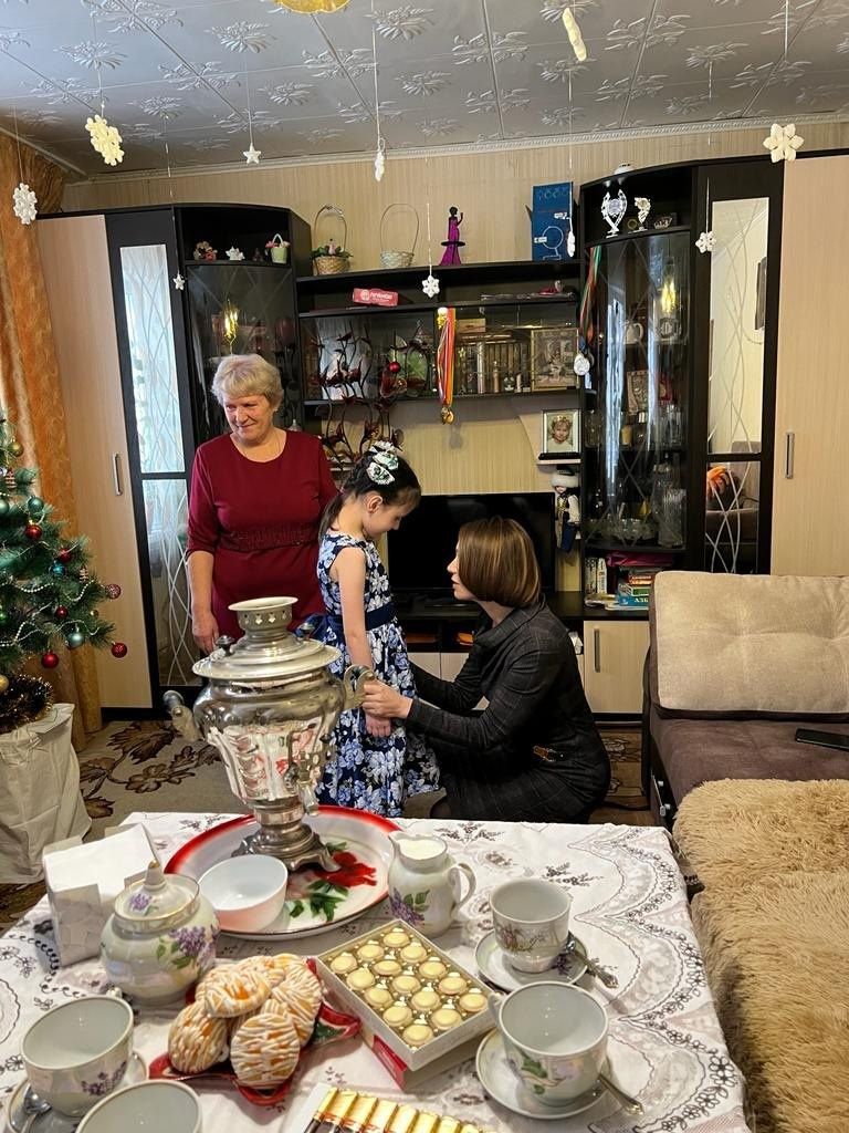 Депутат Яңа ел күчтәнәчләрен тапшырды