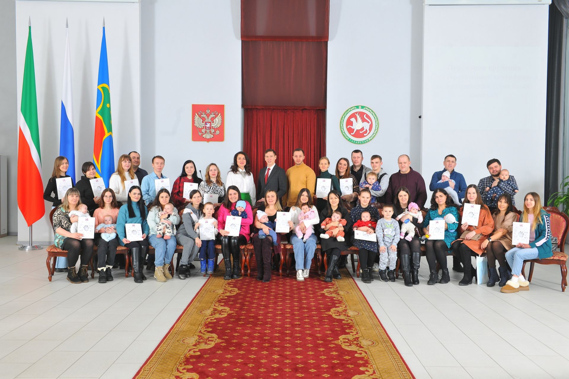 Челнинским семьям вручили материнский капитал!