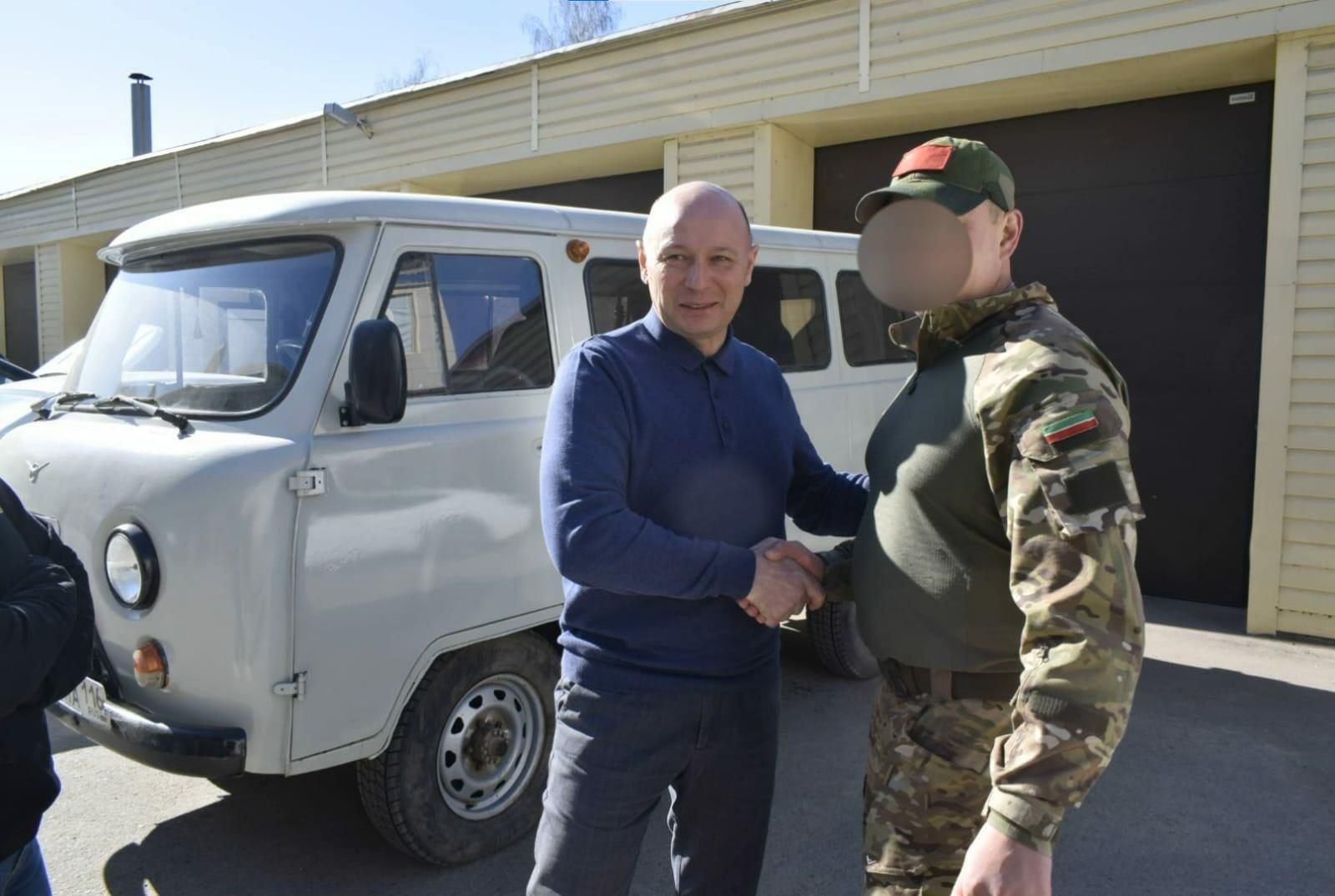 Глава Тукаевского района Фаил Камаев вручил ключи от автомобиля УАЗ нашим ребятам, которые проходят службу в зоне СВО