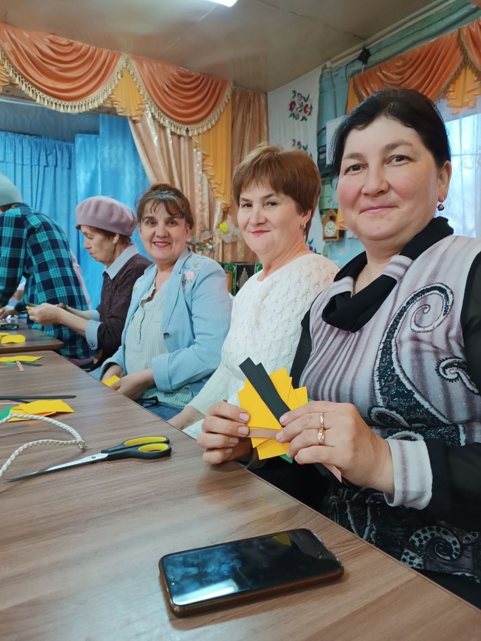 В Новосарайлинском сельском клубе прошёл мастер-класс «Цветы из фоамирана»