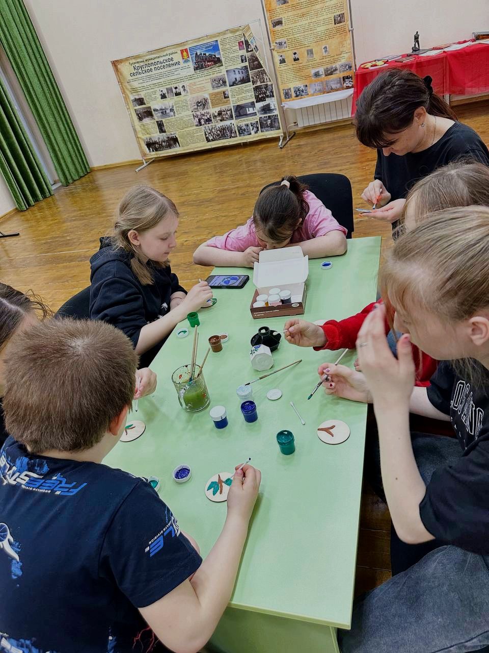 Круглое Поледагы «Яшьлек» күп функцияле үзәгендә «Сирень чәчәге» дип аталган рәсем ясау буенча мастер-класс узды