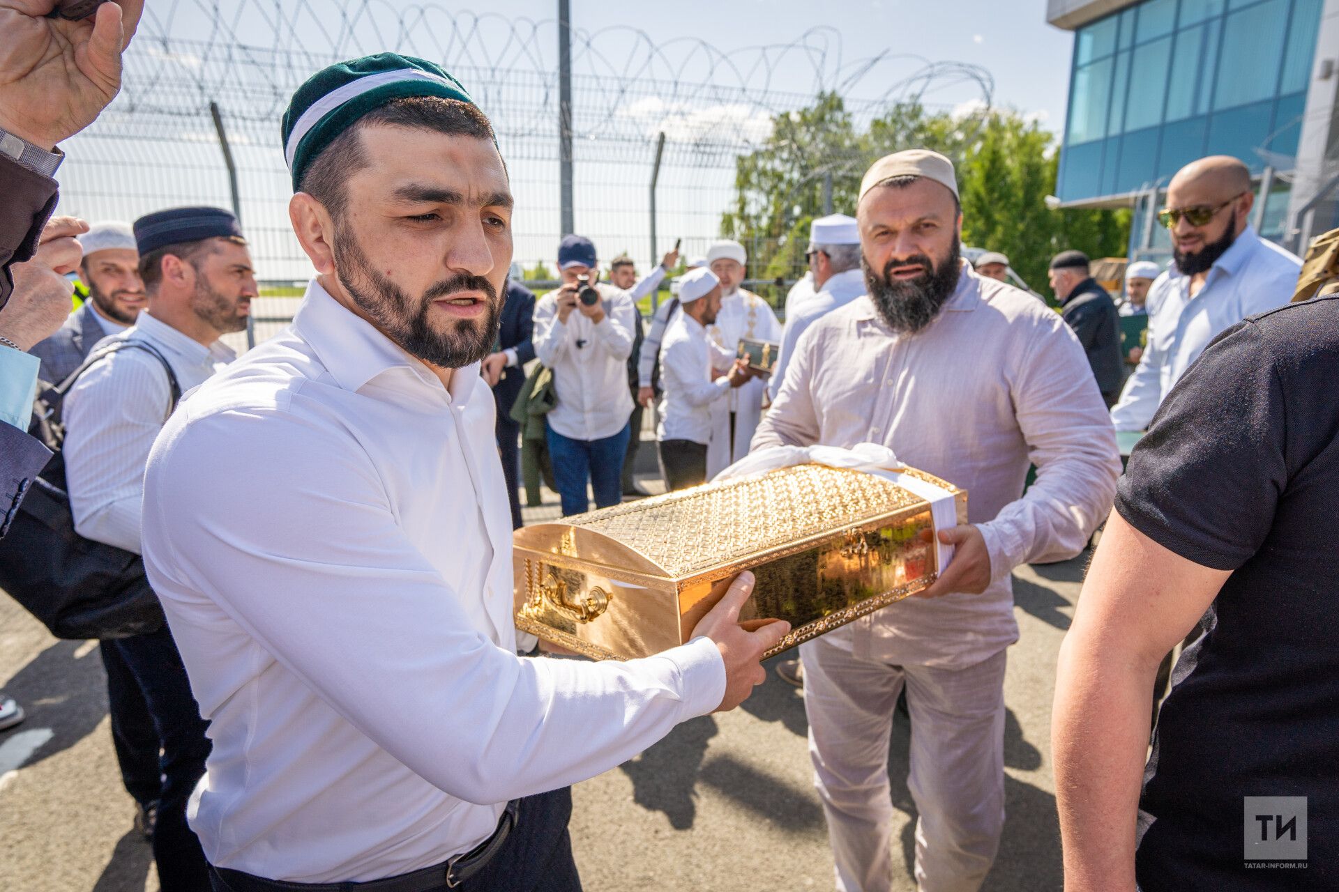 «Наши сердца озаряются светом»: в Татарстан привезли реликвии пророка Мухаммеда