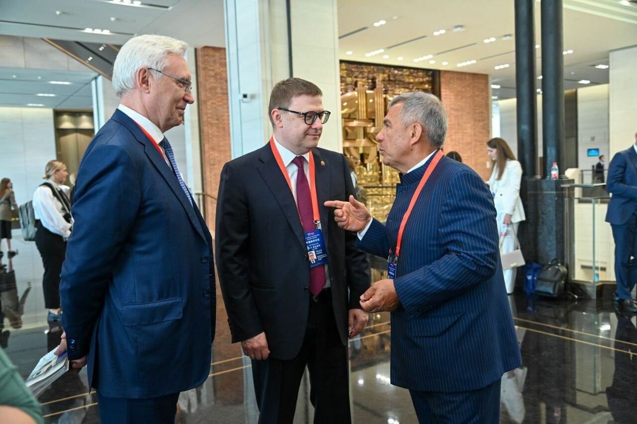 Минниханов поделился фотографиями с бизнес-форума в Шанхае