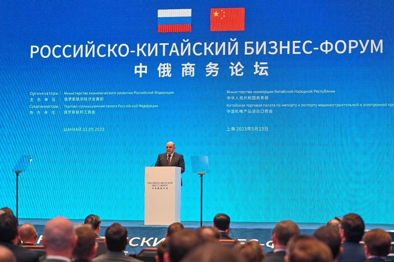 Минниханов поделился фотографиями с бизнес-форума в Шанхае