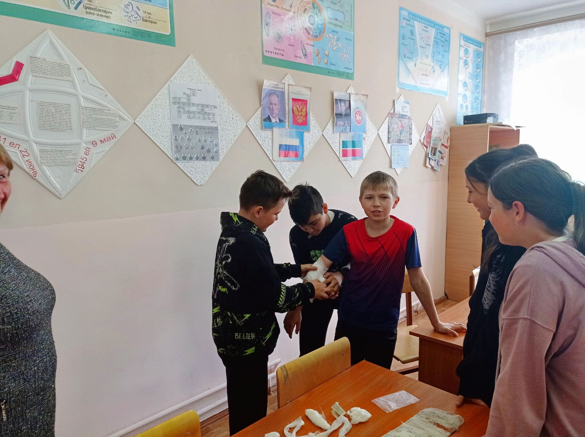 «Калмия төп гомуми белем бирү мәктәбе»ендә  беренче ярдәм күрсәтү буенча дәресләр үткәрделәр