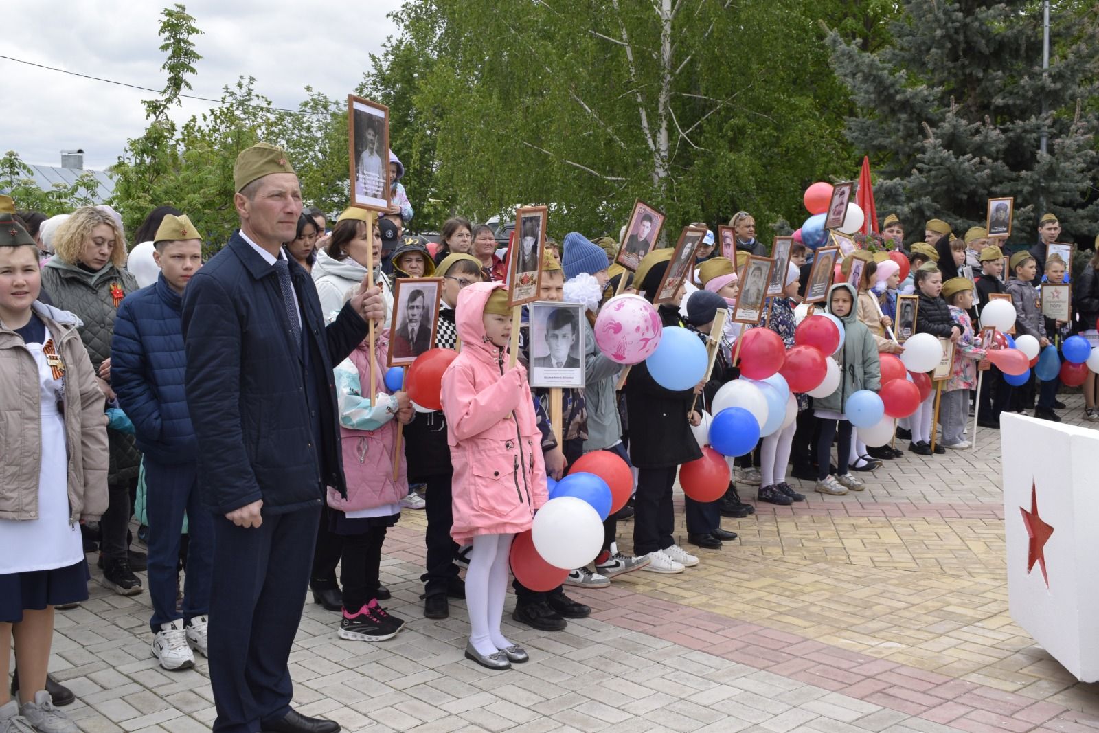 В селе Бурды у памятника воинам-односельчанам, погибшим в Великой Отечественной войне, прошел праздник, посвященный 78-й годовщине Великой Победы