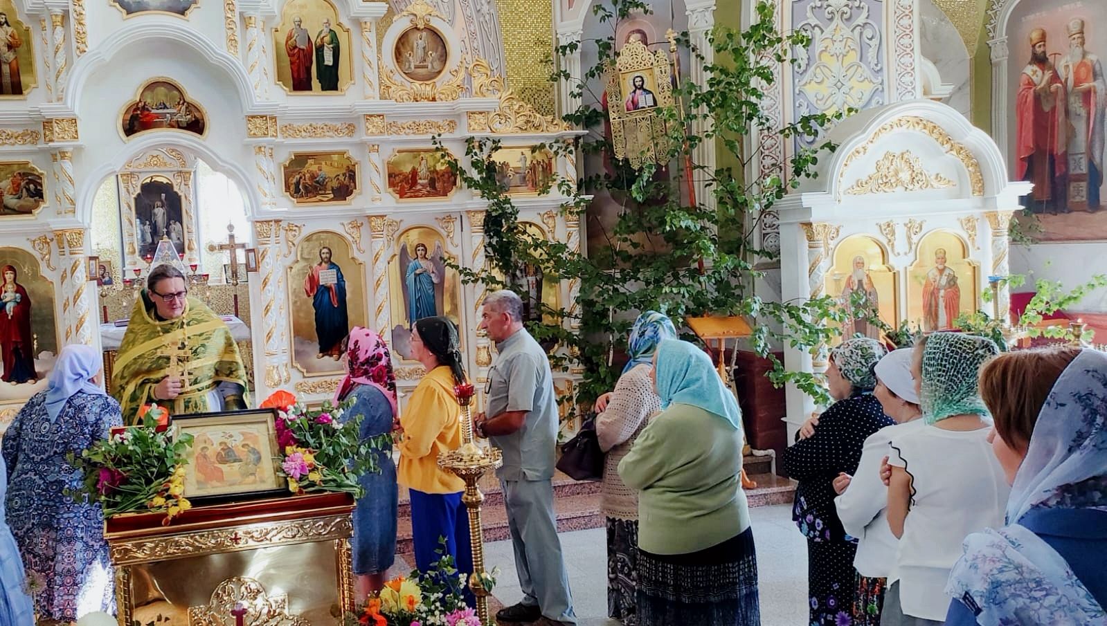 Кенәз авылының Изге Николай гыйбадәтханәсендә Троица бәйрәме хөрмәтенә бәйрәм литургиясе узды