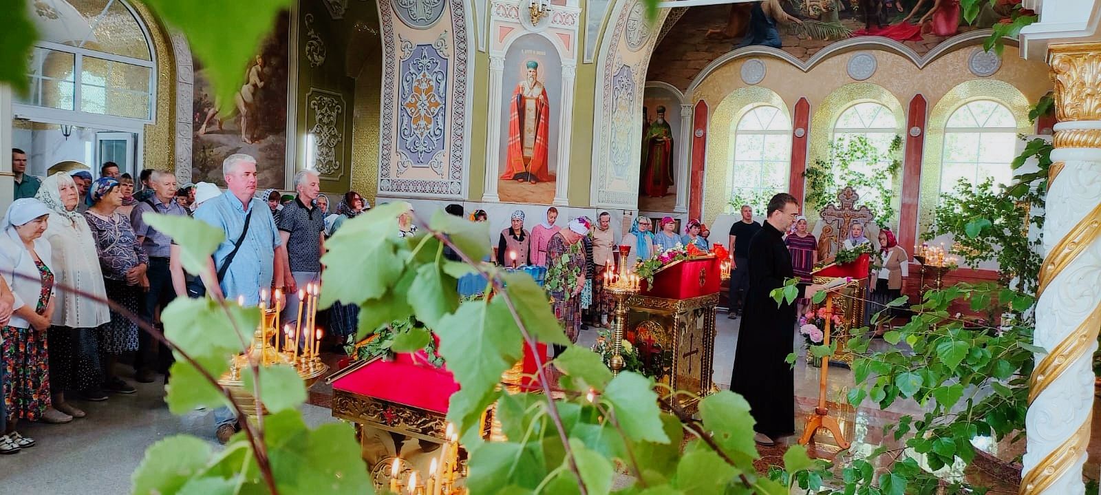 Кенәз авылының Изге Николай гыйбадәтханәсендә Троица бәйрәме хөрмәтенә бәйрәм литургиясе узды