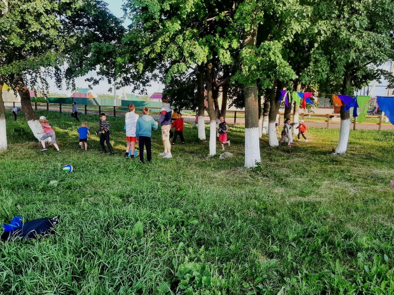 В Бетькинской СДК провели в парке «Зелёный островок» игровую программу с песнями и танцами