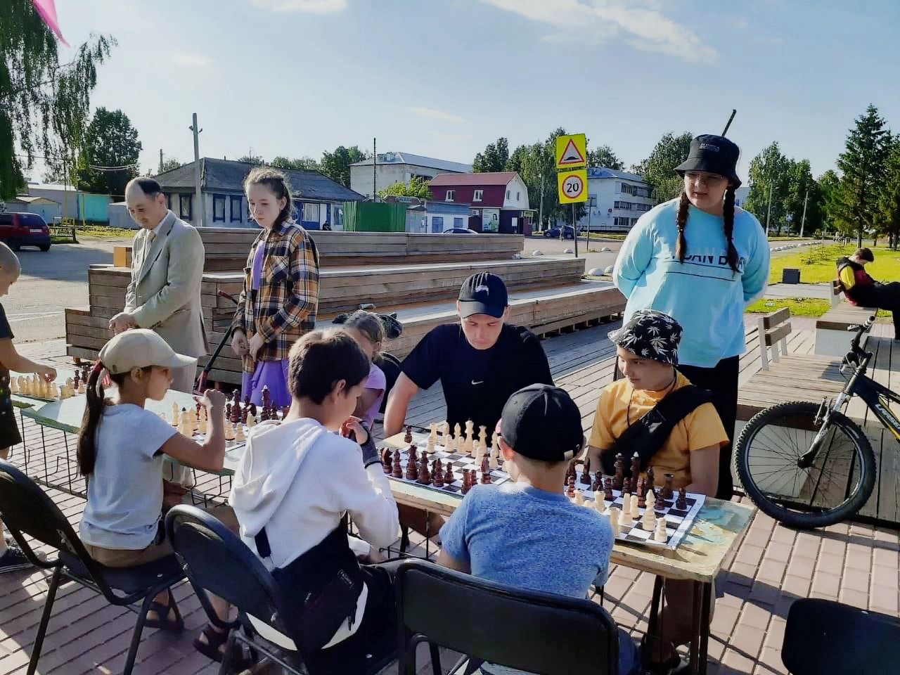 В Бетькинской СДК провели в парке «Зелёный островок» игровую программу с песнями и танцами
