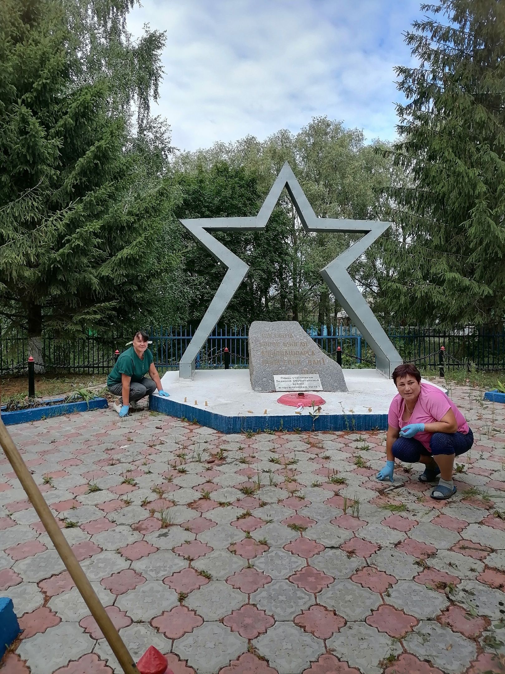 Калмашская сельская библиотека провела акцию «Чистый памятник»