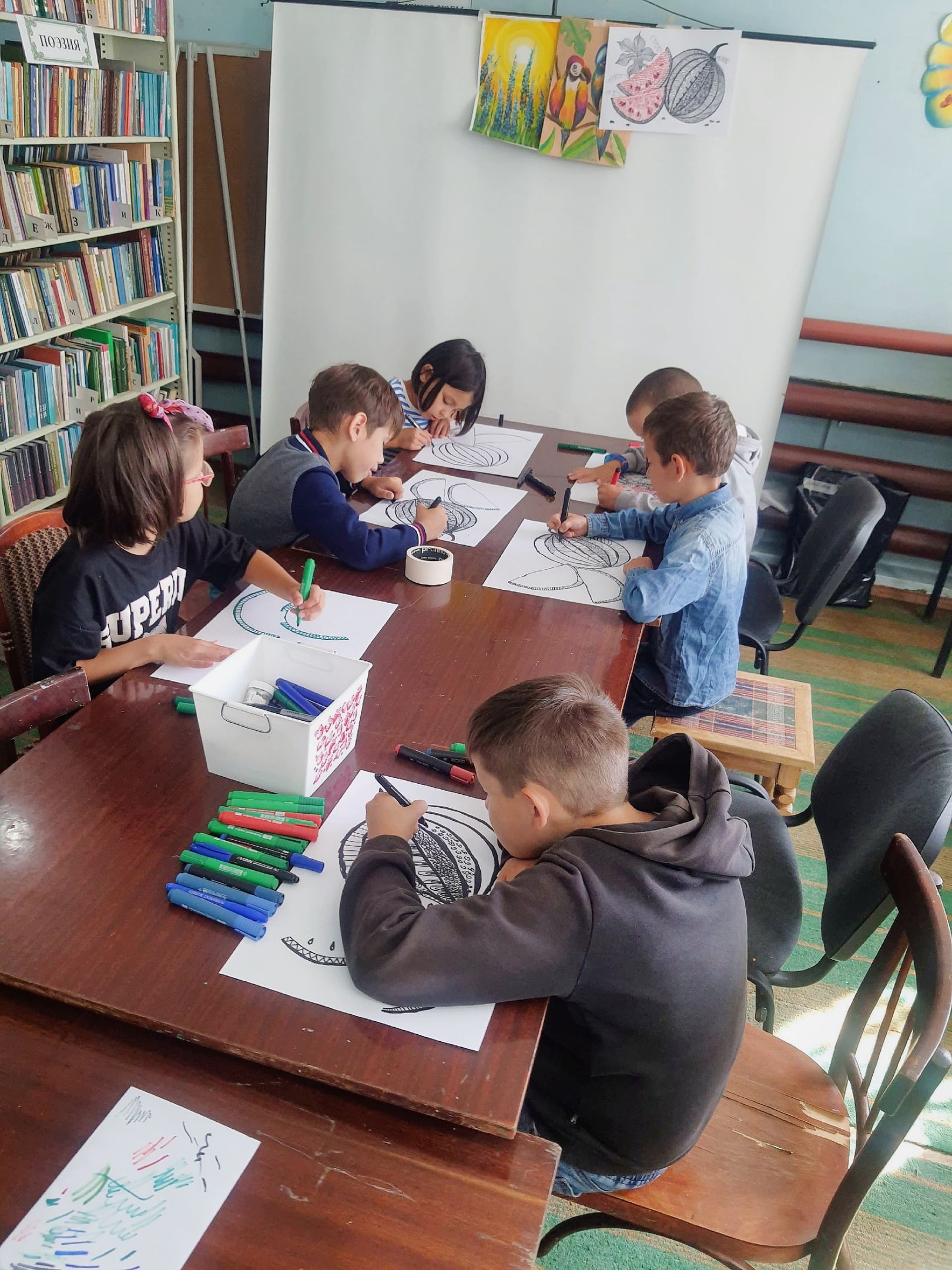 В Калмашской библиотеке прошёл мастер-класс по рисованию арбуза