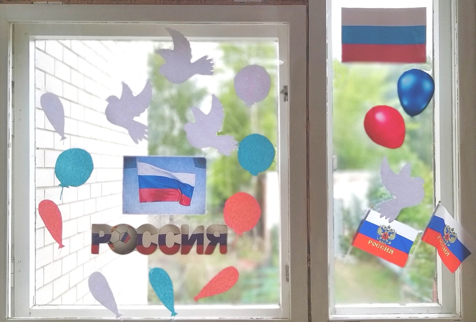Россия Федерациясе Дәүләт флагы көне уңаеннан Калмия авыл китапханәсе “Россия тәрәзәләре » акциясендә катнашты