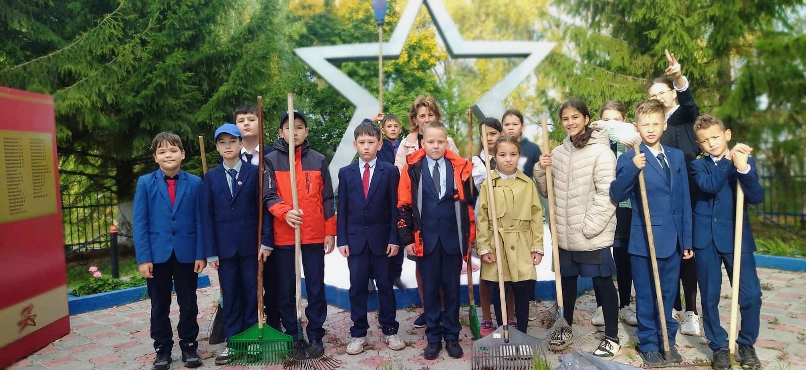 Калмашской школе ученики пятого класса провели уборочную работу по уходу за Обелиском
