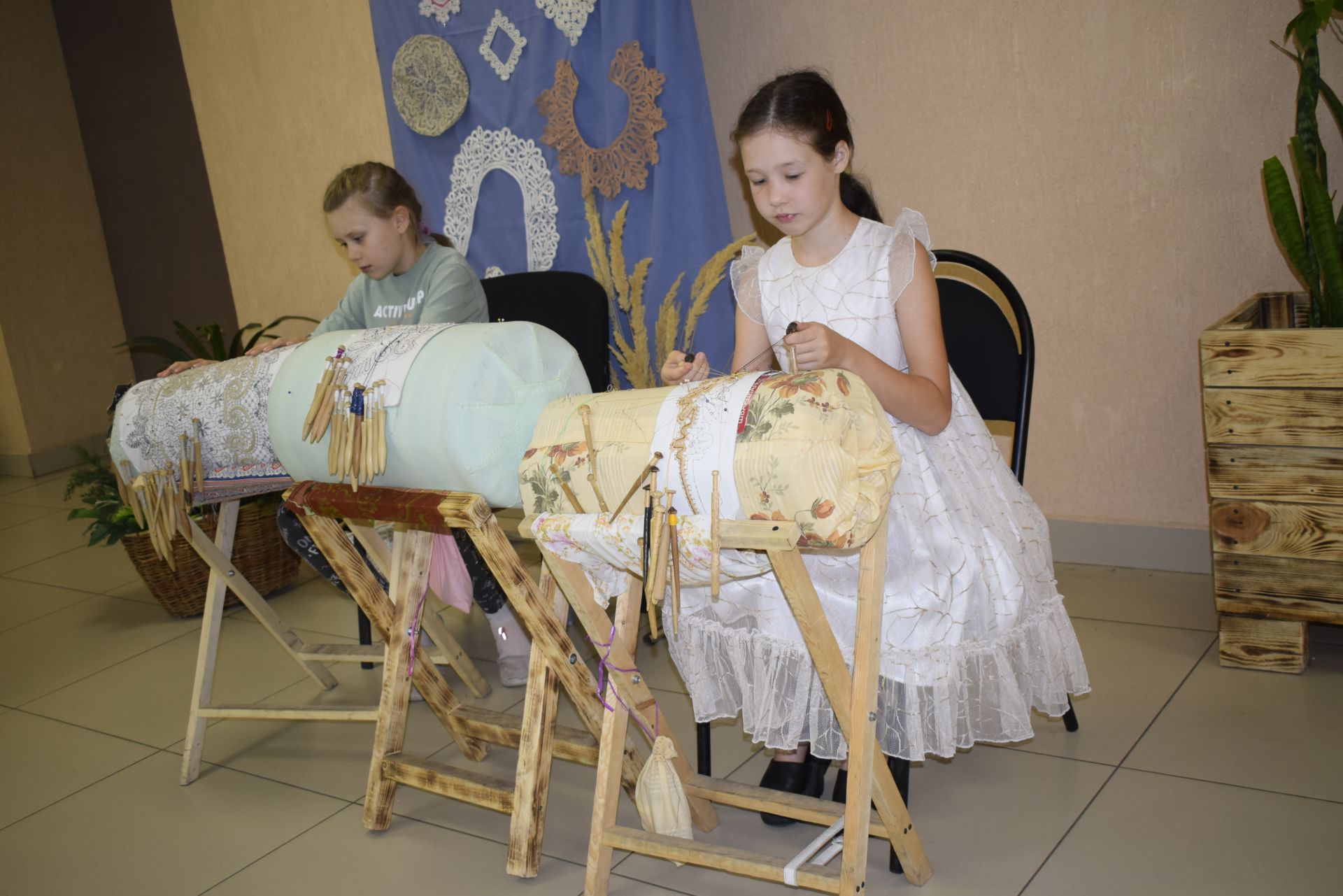 Она окружает красотой