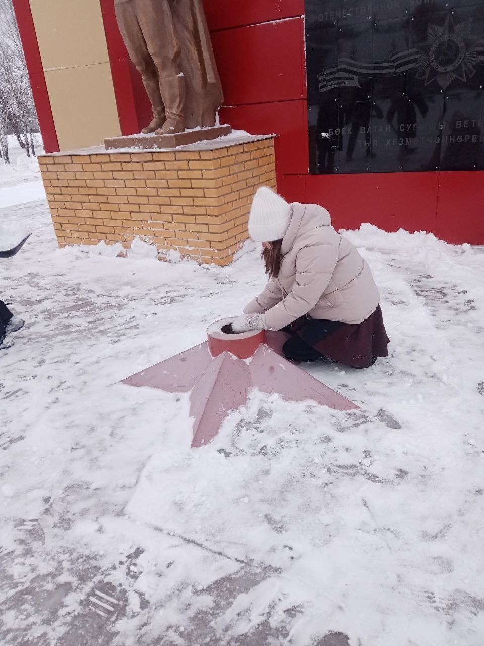 Традиция уважения к истории и героизму предков - через уборку и уход за памятными местами