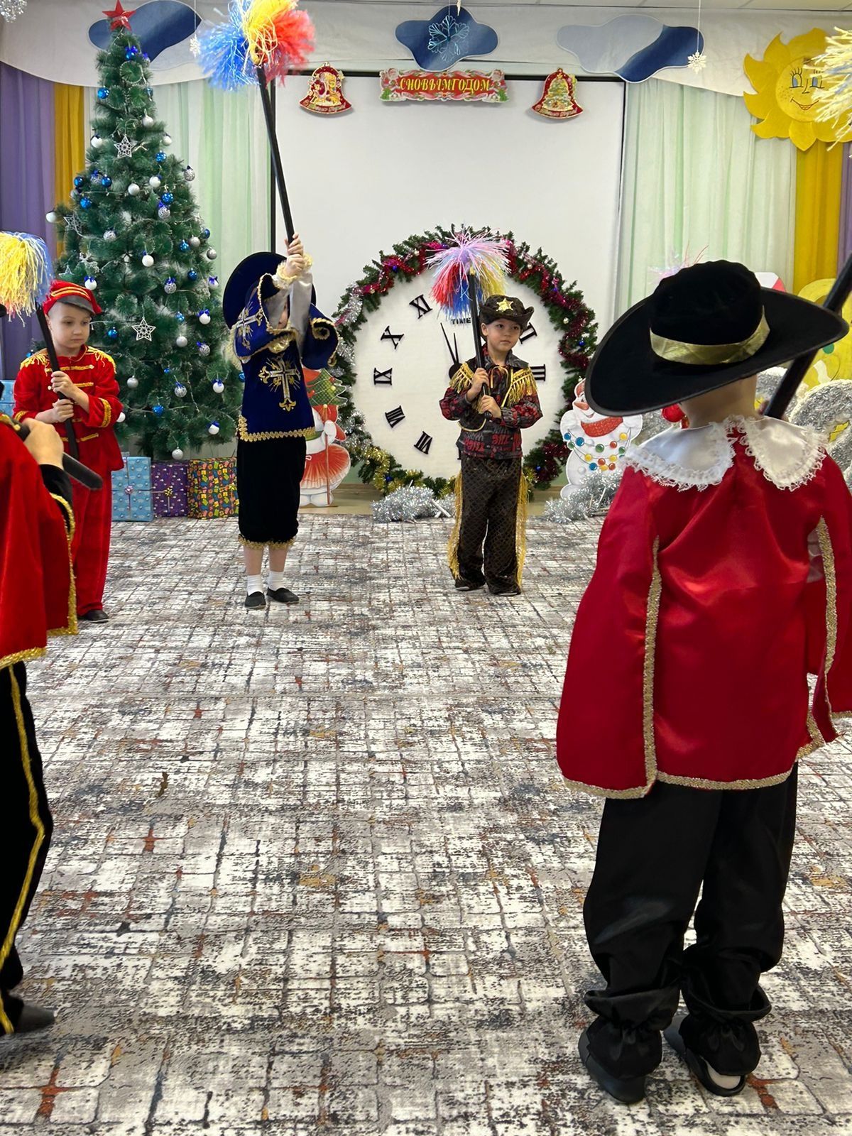 Волшебный праздник Новый год: радость и веселье на утреннике в старшей группе детского сада «Лебедушка»