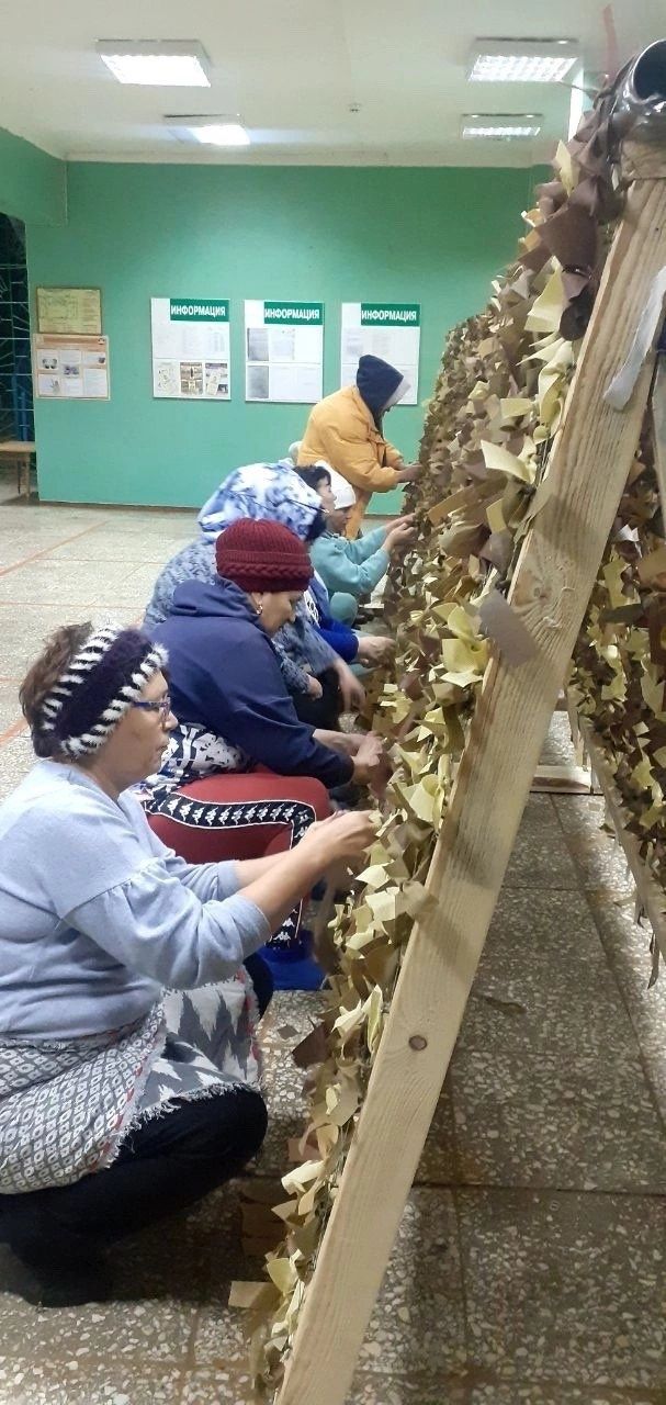 В Калмашском сельском доме активисты села плетут маскировочные сети