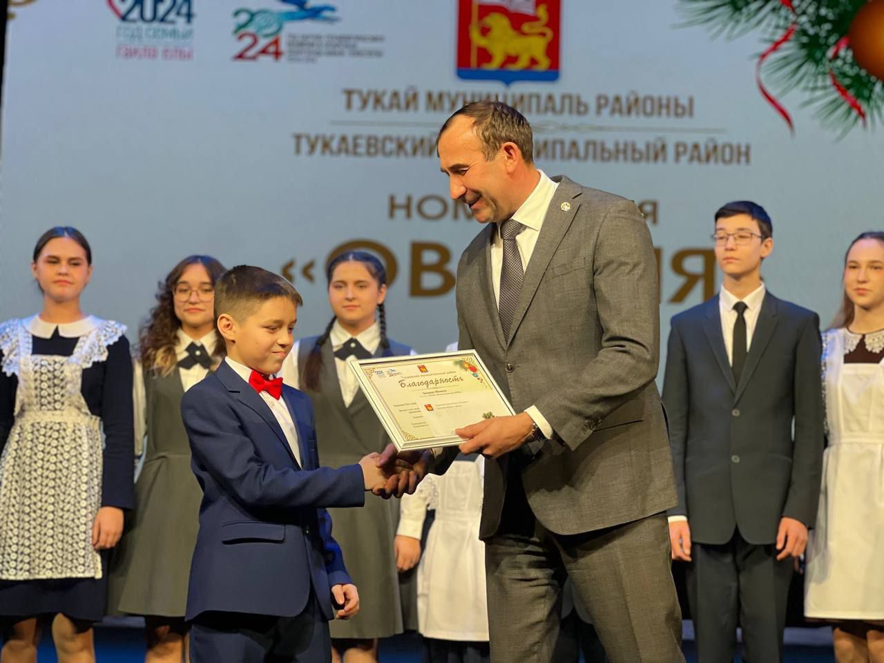 Руководитель Исполнительного комитета Камиль Назмиев чествовал одаренных детей Тукаевского района.