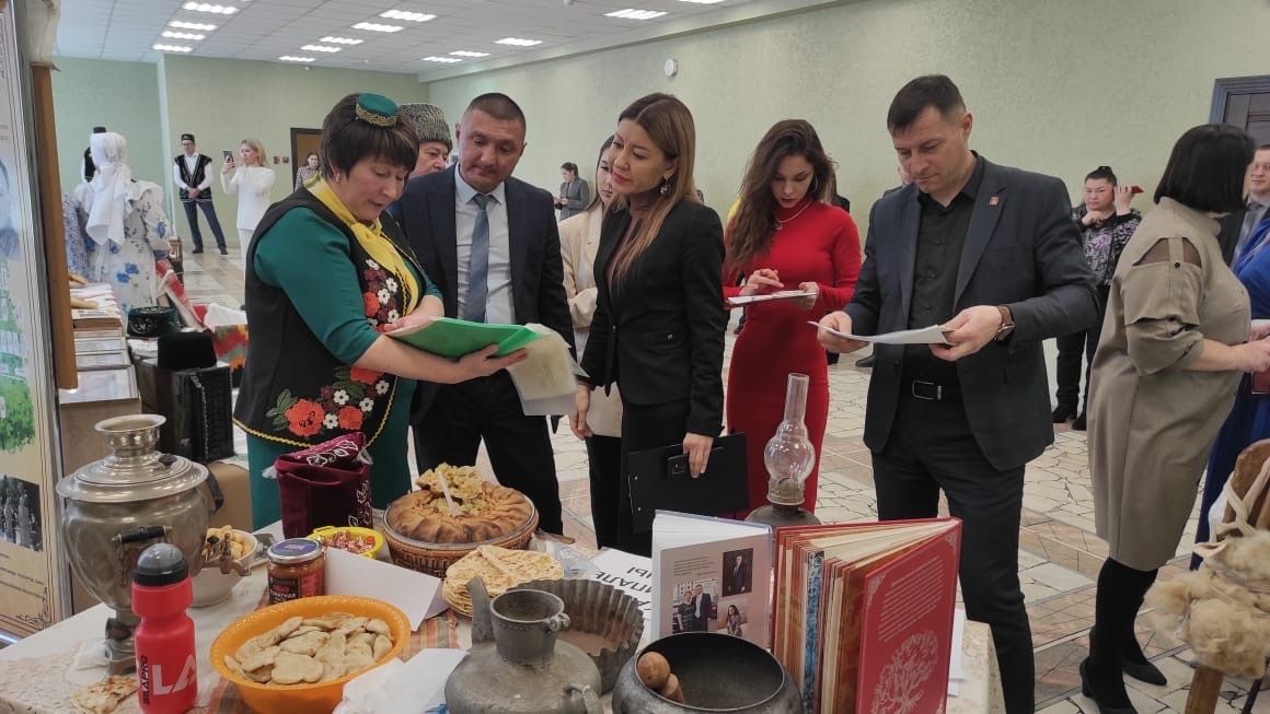 В Новопоселковском сельском доме культуры с большим размахом прошел муниципальный этап ежегодного фестиваля родословной «Эхо веков в истории семьи»