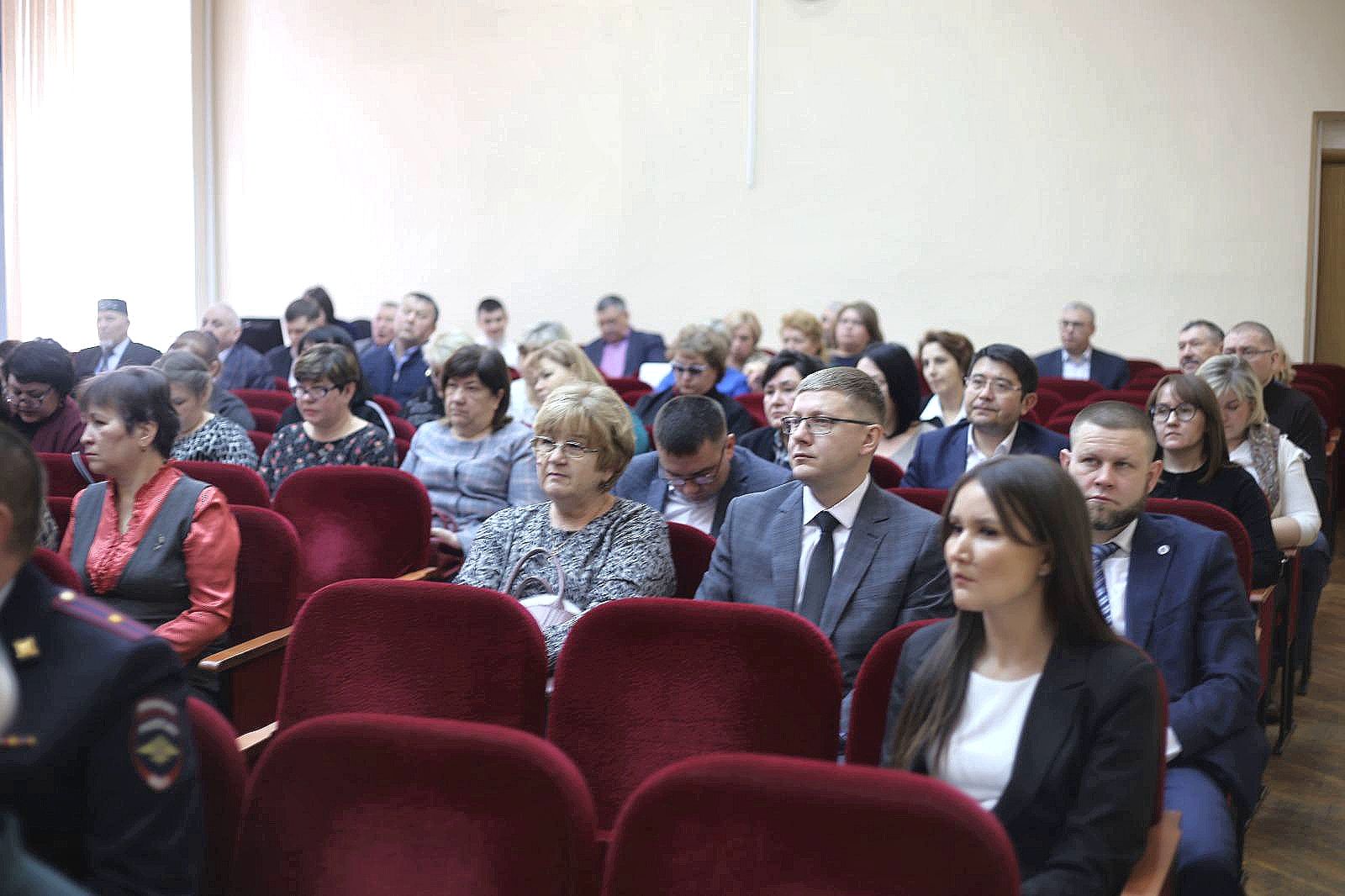Главе района Фаилю Камаеву вручили «Благодарность» за поддержку ветеранов и контртеррористических операций
