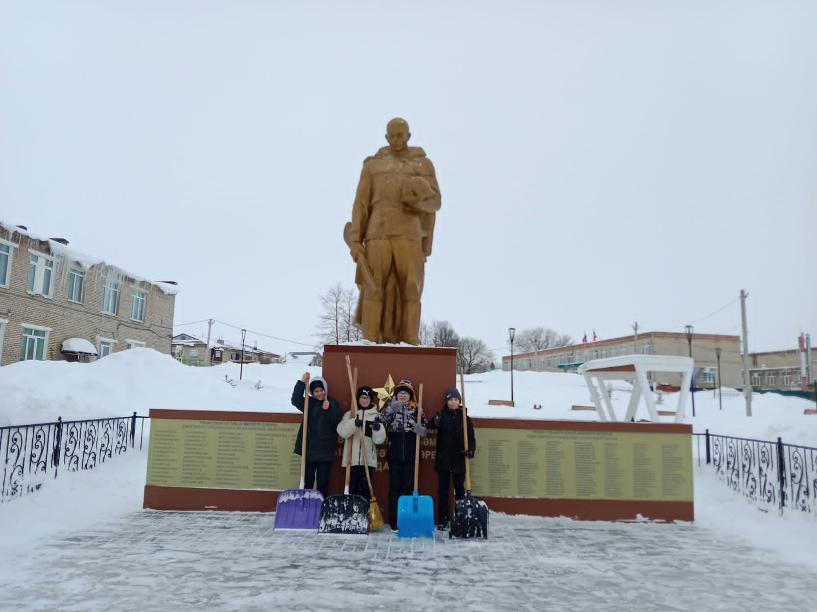 Молодежь Тукаевского района проявляет силу духа: учащиеся школ чистят снег у памятников и помогают ветеранам