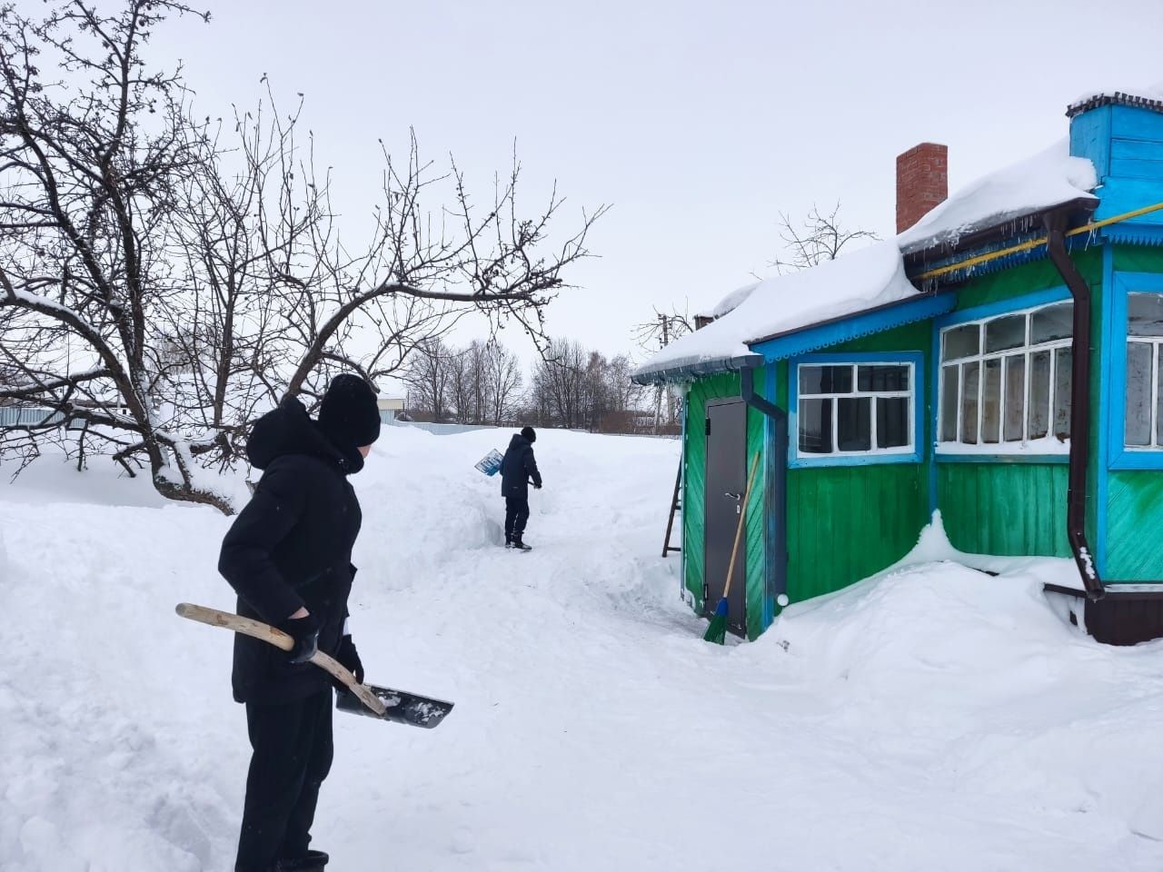 Молодежь Тукаевского района проявляет силу духа: учащиеся школ чистят снег у памятников и помогают ветеранам