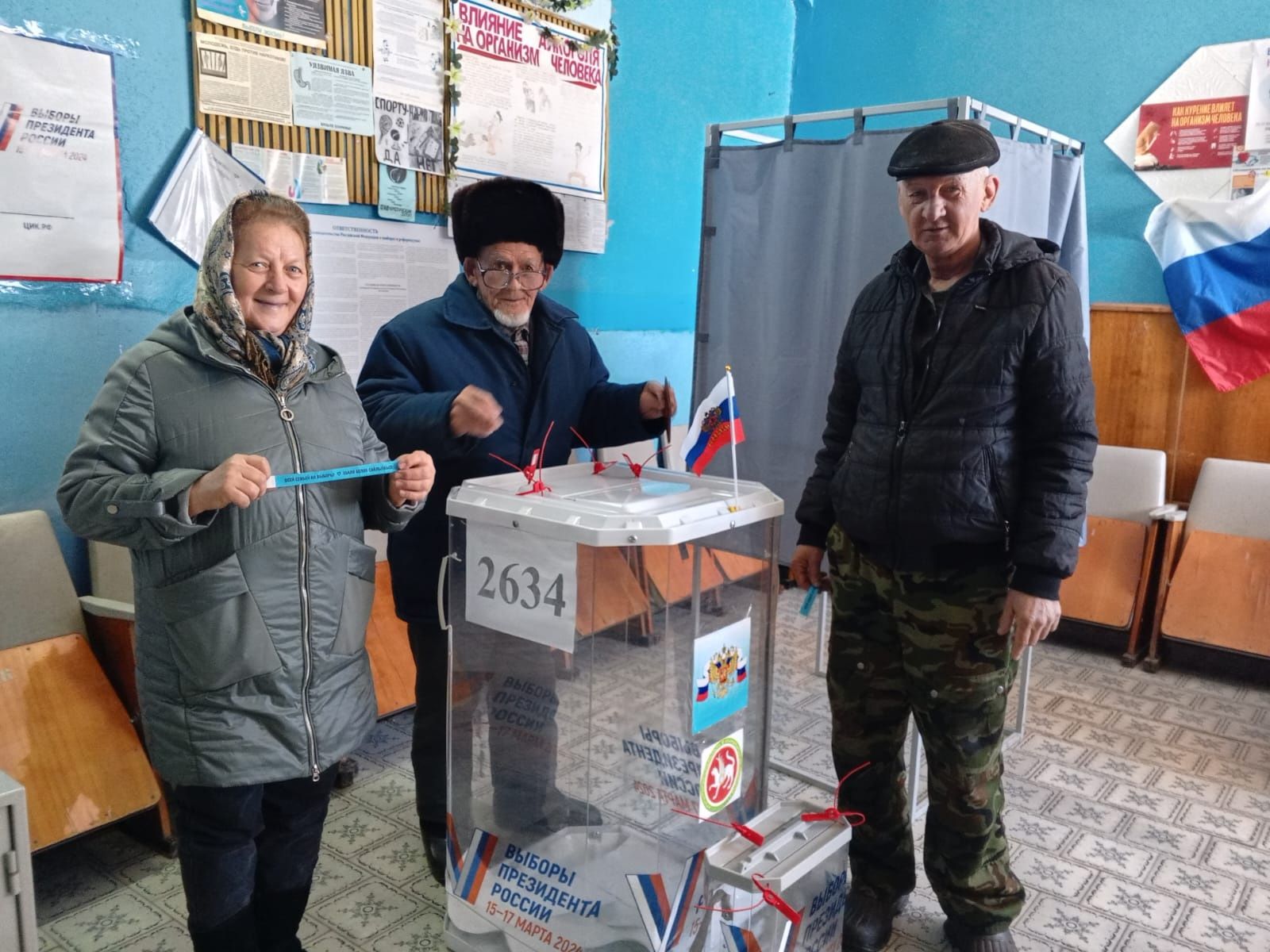 Всей семьей на выборы! Нуретдинов Явдат Файдрахманович привел свою семью на избирательный участок