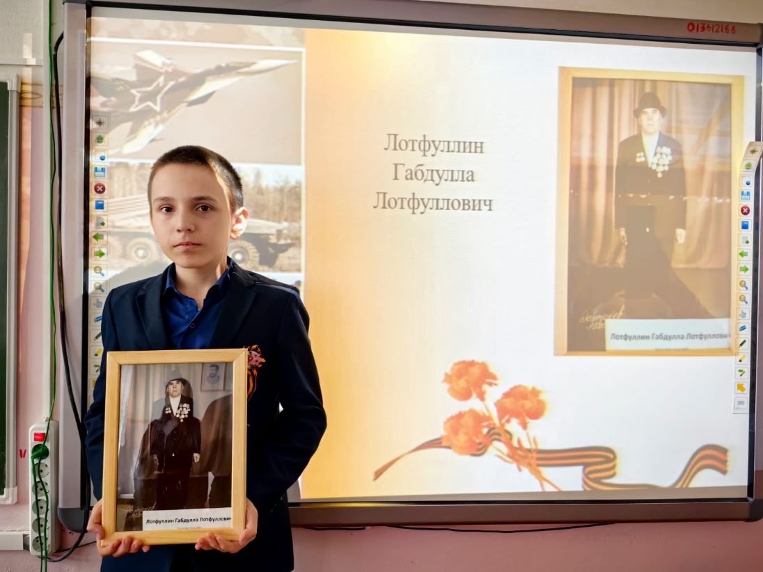 Учащиеся Биклянской школы в Тукаевском районе почтили память ветеранов в рамках акции «Бессмертный полк»