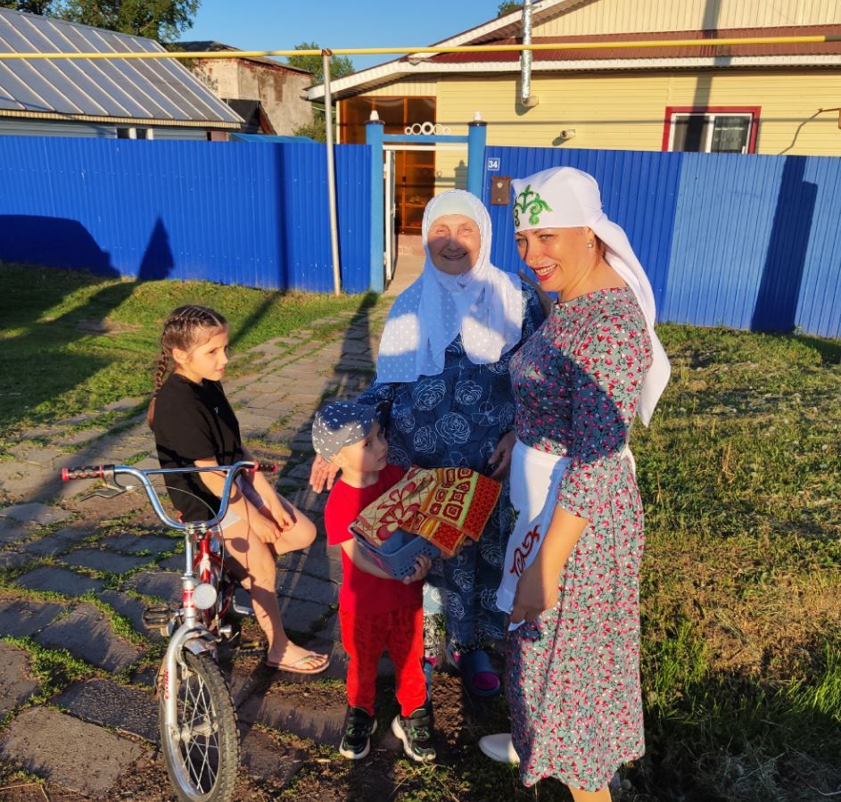 Тлянче-Тамак собрал подарки к Сабантую в национальных костюмах