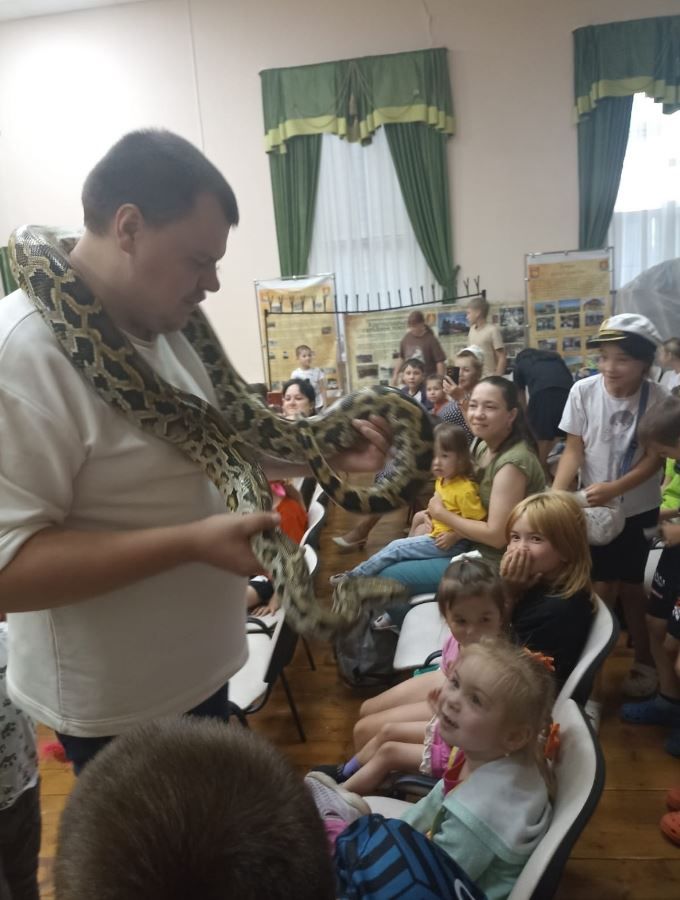 Цирковое представление порадовало детей в Круглопольском Доме культуры