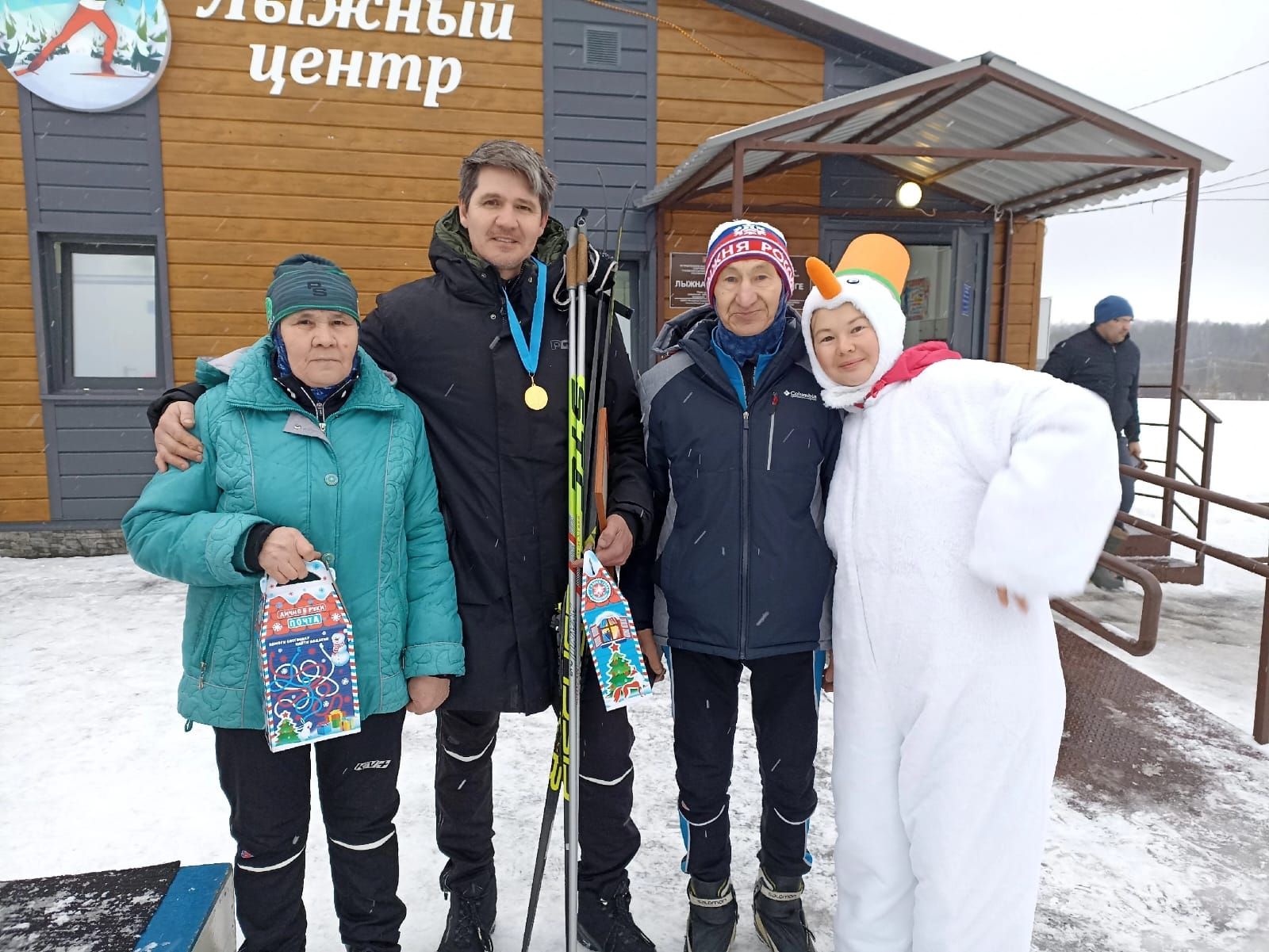 На территории лыжно-биатлонного центра поселка Новый состоялись традиционные лыжные гонки на призы Деда Мороза.