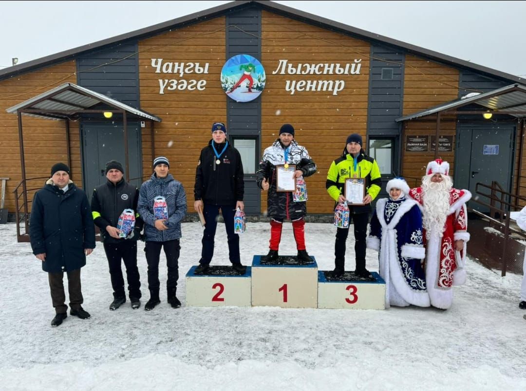 На территории лыжно-биатлонного центра поселка Новый состоялись традиционные лыжные гонки на призы Деда Мороза.