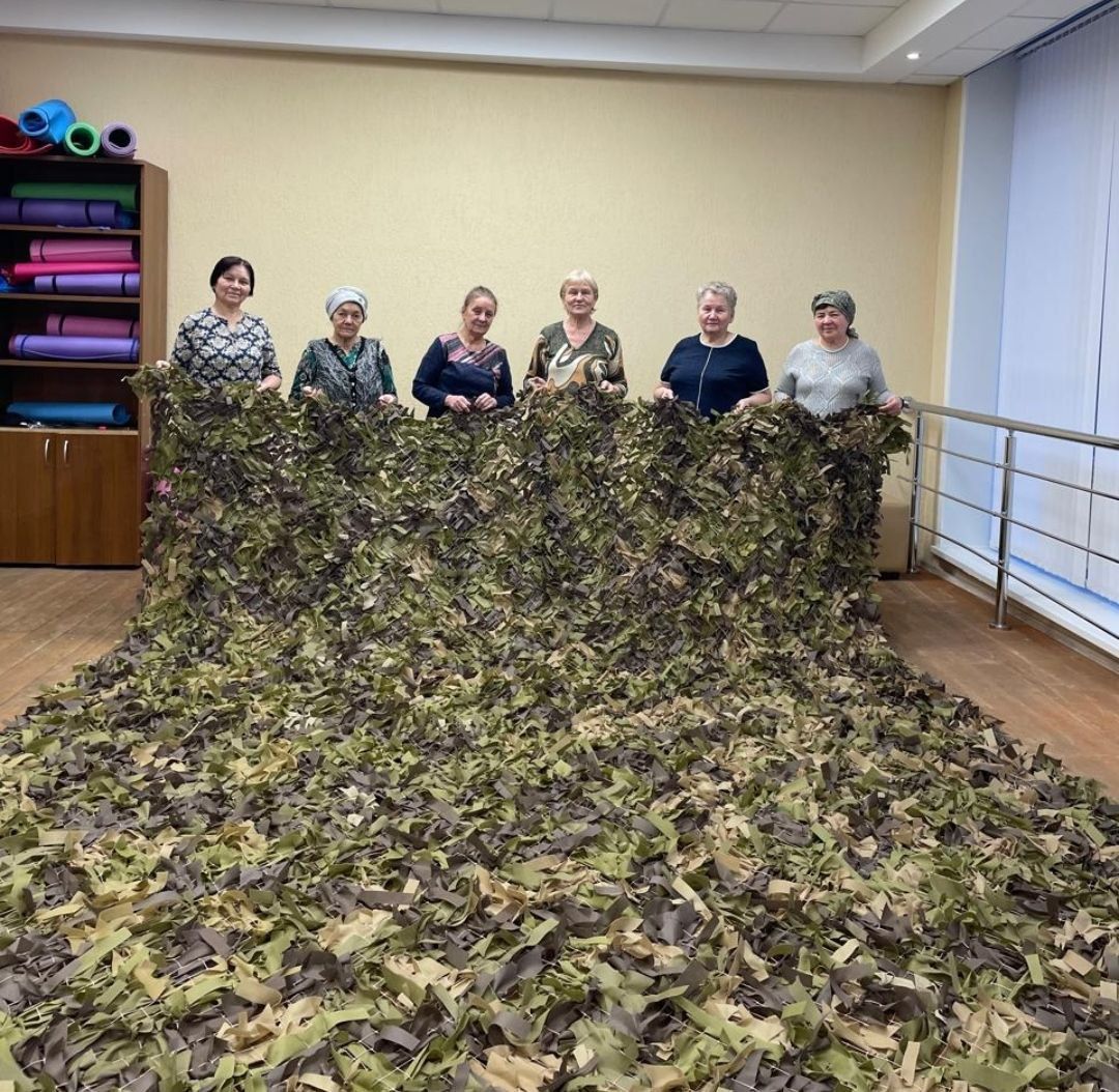Жители д.Азьмушкино вновь собрались в местной мечети для изготовления блиндажных свечей и лапши для наших бойцов.