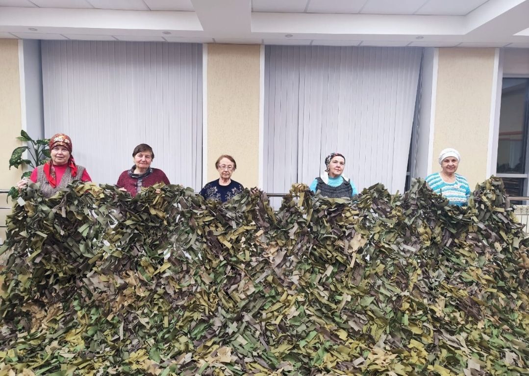 Волонтеры Азьмушкино сплели 145-ую маскировочную сеть