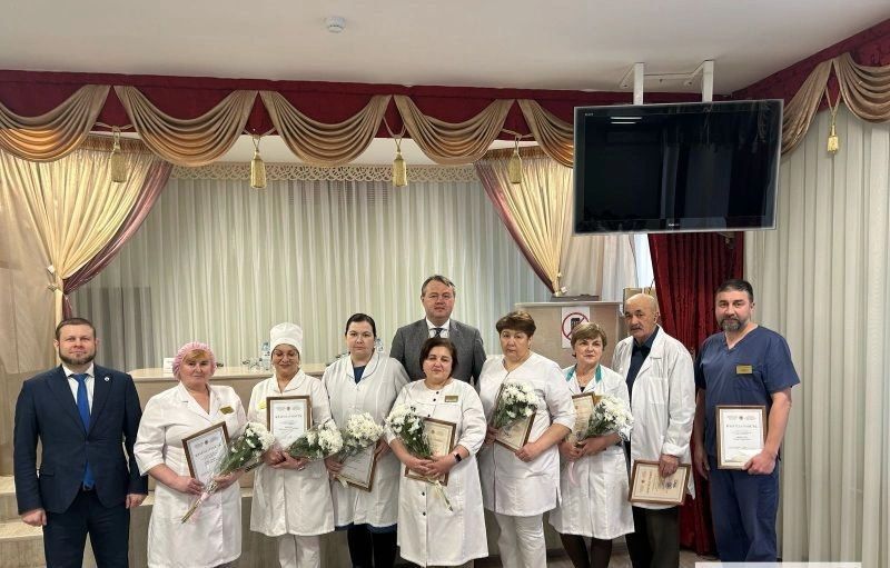 Тукай районы хастаханәсендә хезмәткәрләрне бүләкләделәр