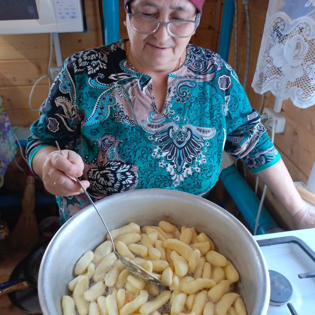 Наши волонтёры из с.Мрясово приготовили чак-чак для бойцов.