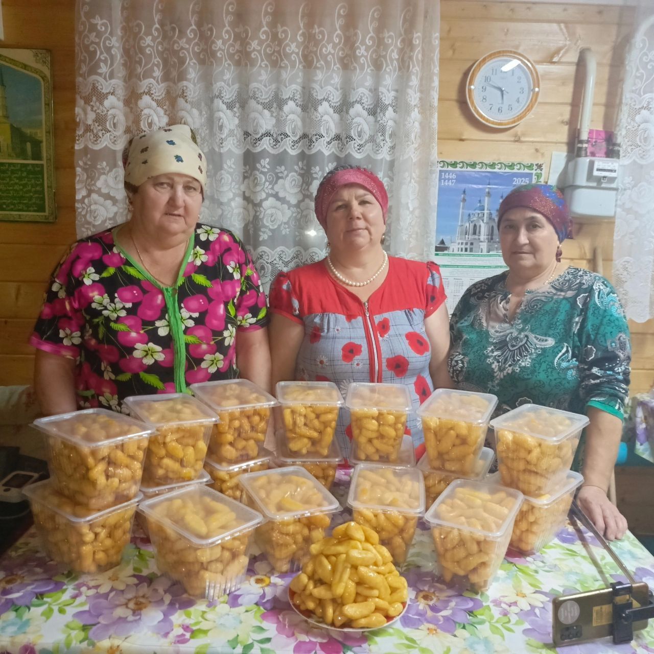 Наши волонтёры из с.Мрясово приготовили чак-чак для бойцов.