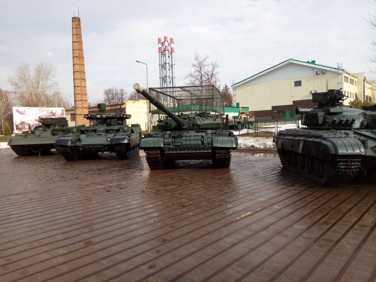 Ученики двух школ посетили танковое училище