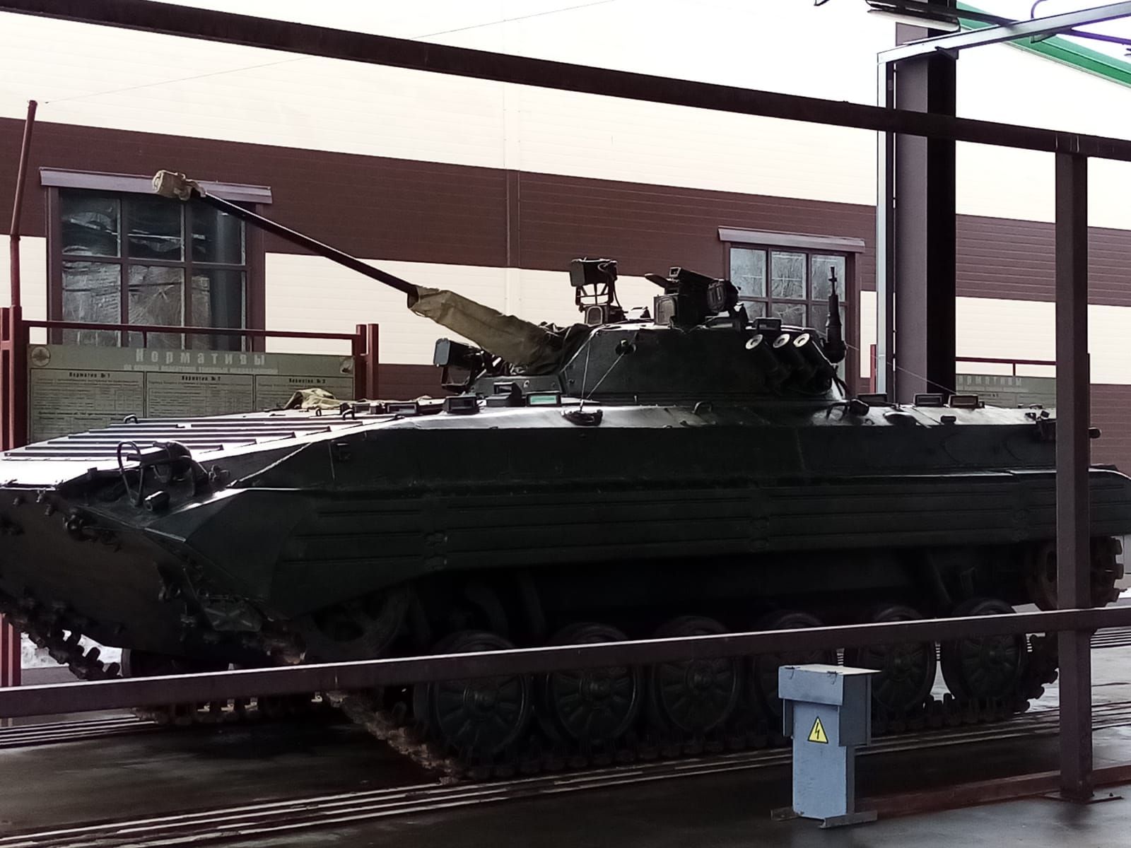 Ученики двух школ посетили танковое училище