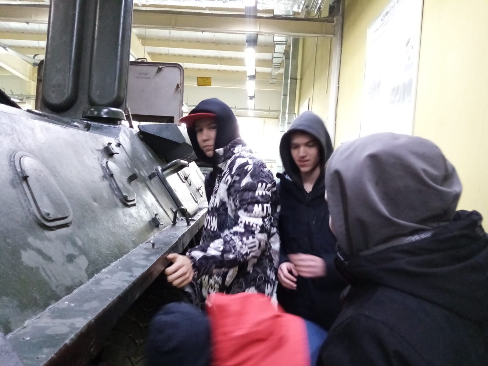 Ученики двух школ посетили танковое училище