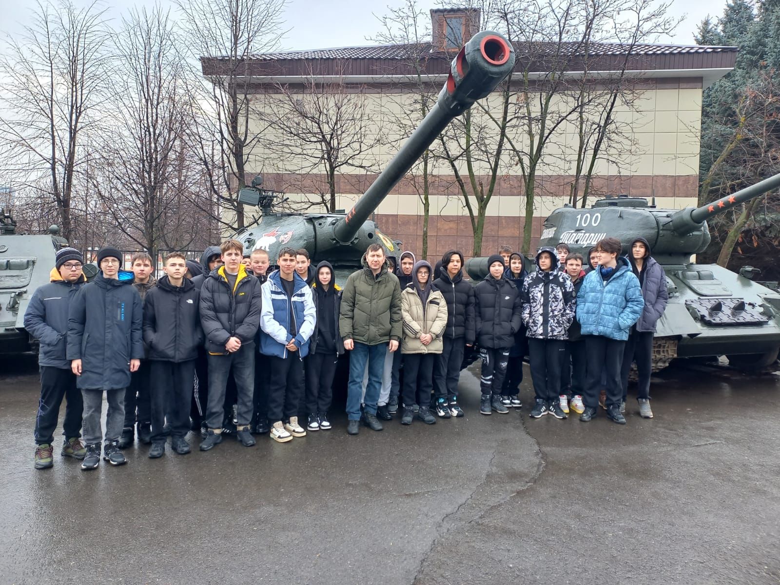 Ученики двух школ посетили танковое училище