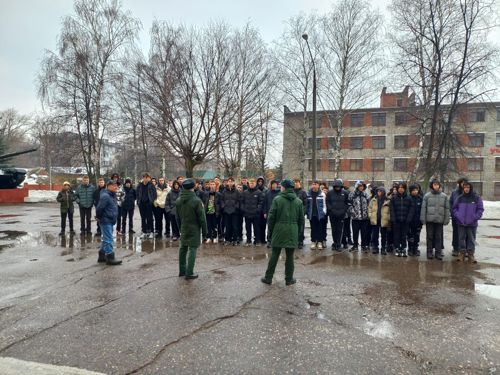 Ике мәктәп укучылары танк училищесында булдылар