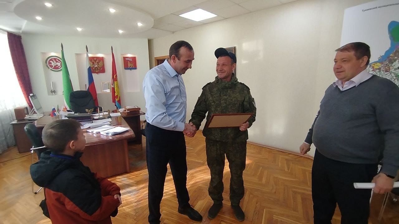 Боец 430-го полка с позывным «Старый» вручил Благодарственное письмо от командования