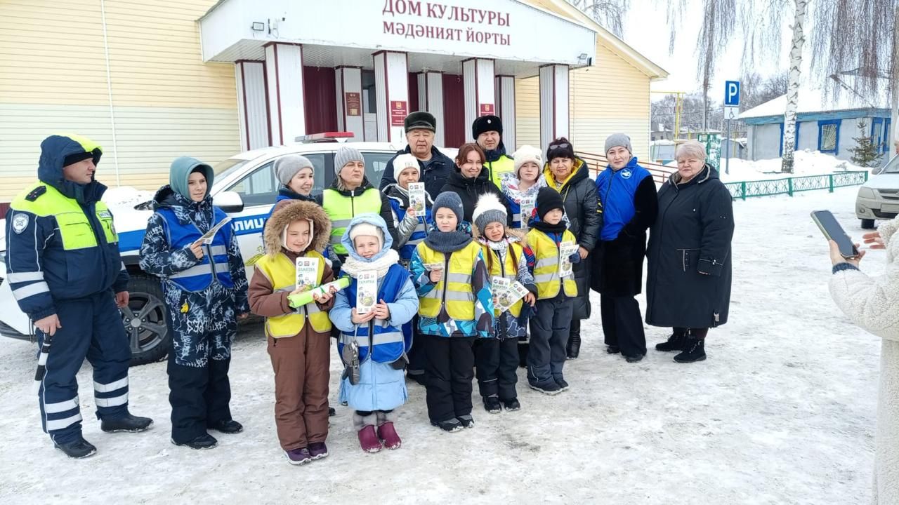 ЮИДевцы поздравили с наступающим праздником дам за рулем