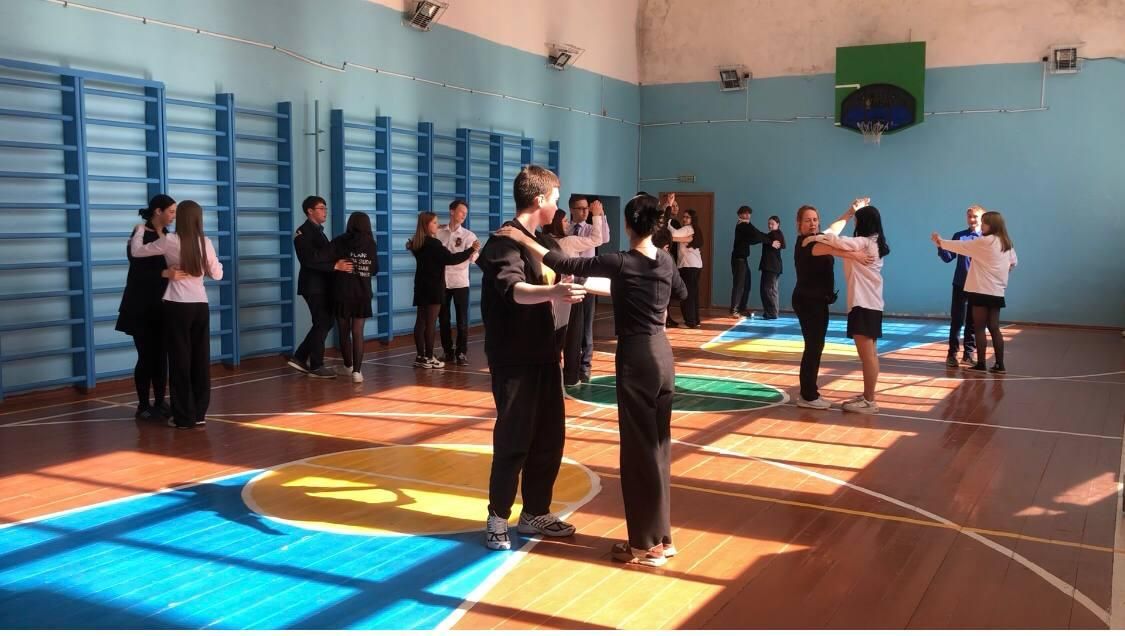 Уку елы ахырына якынлаша һәм имтиханнар, соңгы кыңгырау, чыгарылыш
