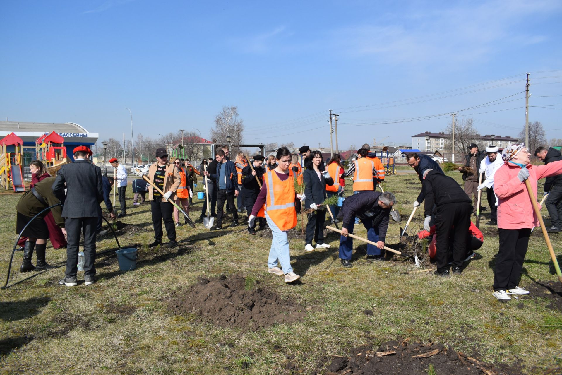 В Круглом Поле заложили Аллею Памяти к 80-летию Победы